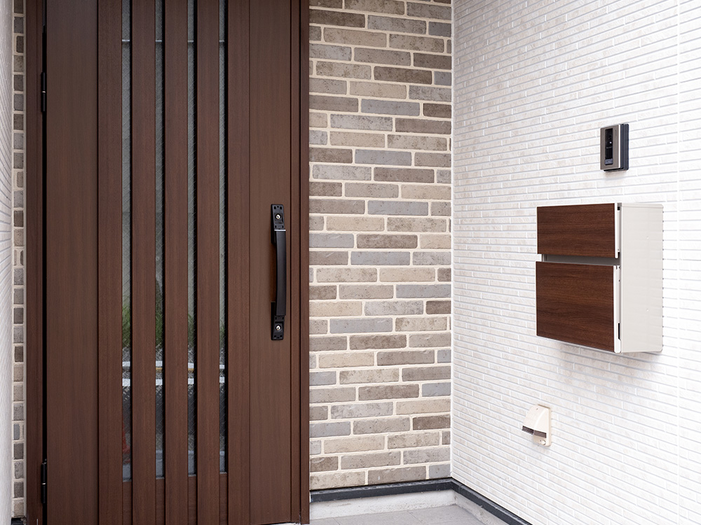 古くなった玄関のドアを取り替えて住まいの顔をリフレッシュ！